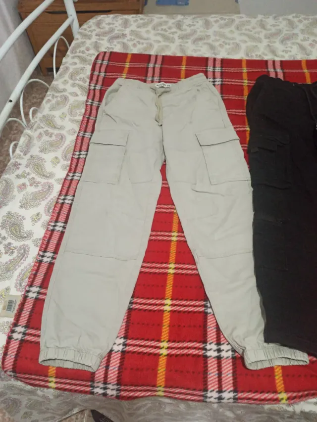 Pantalones cargo beige y negros para adolescente 