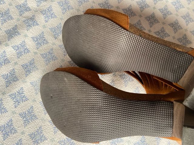 Sandalias tacón flecos piel marrón
