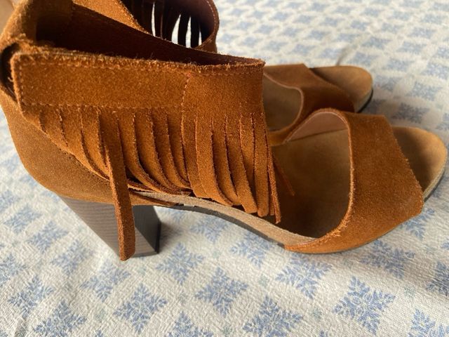 Sandalias tacón flecos piel marrón
