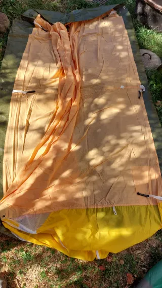 Tienda de campaña naranja y amarilla