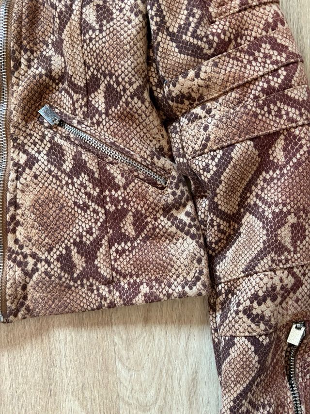 Chaqueta efecto piel estampado serpiente