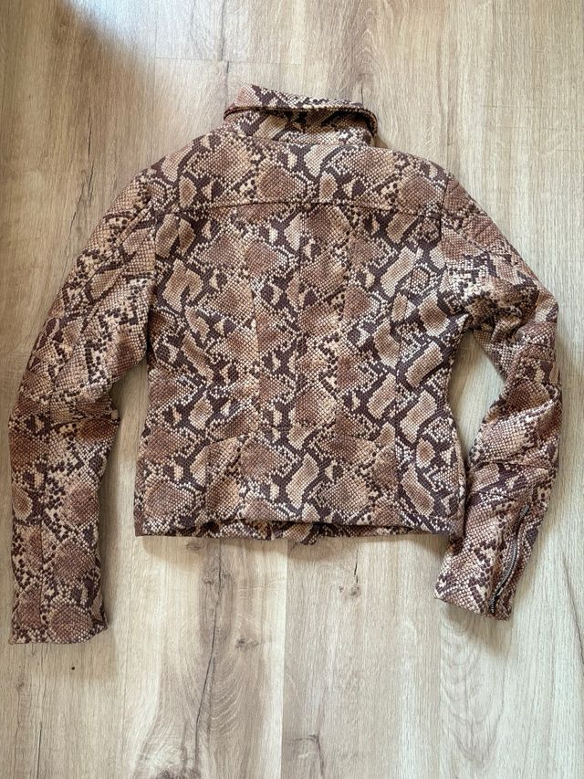 Chaqueta efecto piel estampado serpiente