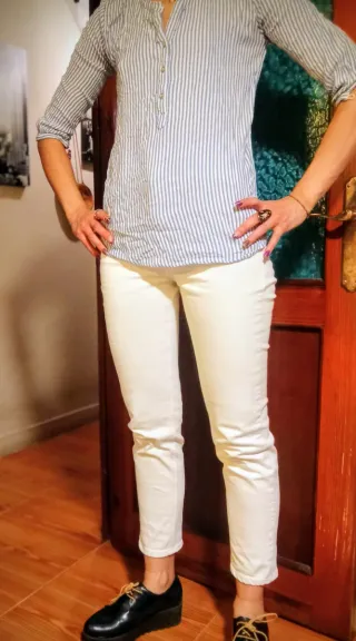 Pantalón pitillo blanco y camisa rayas