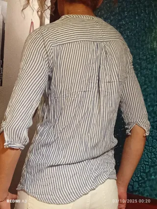 Pantalón pitillo blanco y camisa rayas