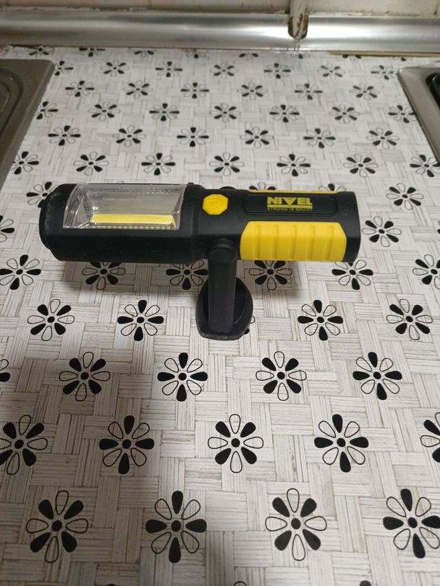 Linterna Nivel LED Negra y Amarilla