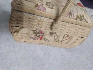 Costurero decorado tela y mimbre