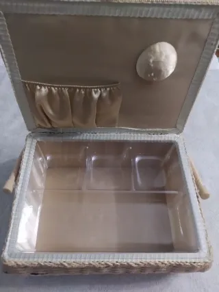 Costurero decorado tela y mimbre