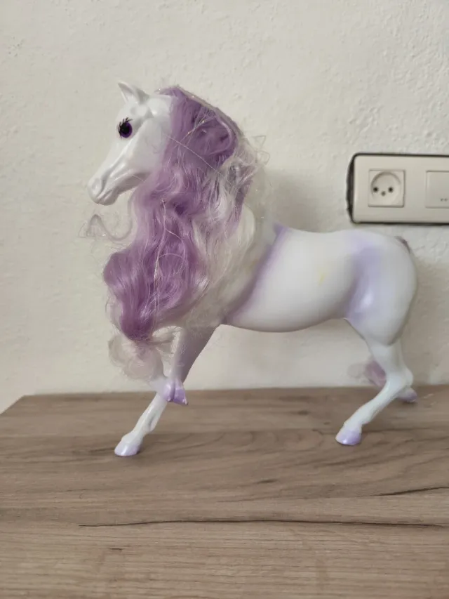 Caballo de juguete blanco con pelo morado