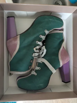 Botines Sara Navarro verde y morado