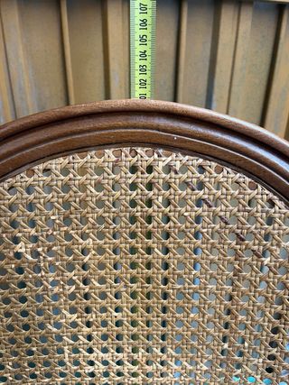 Juego de 2 sillas antiguas con respaldo de rejilla