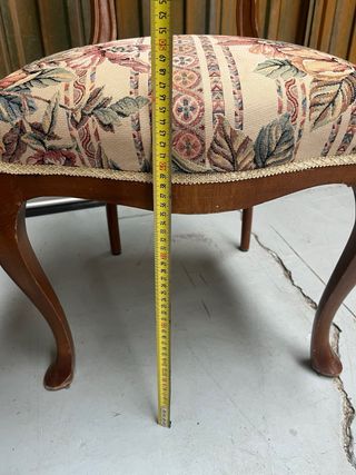 Juego de 2 sillas antiguas con respaldo de rejilla