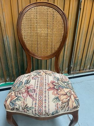 Juego de 2 sillas antiguas con respaldo de rejilla