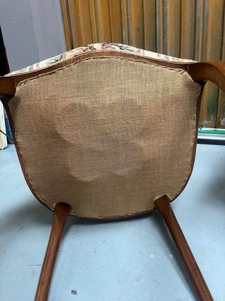 Juego de 2 sillas antiguas con respaldo de rejilla