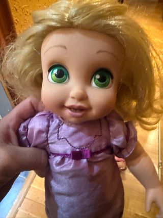 Muñeca Rapunzel con cuna