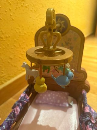 Muñeca Rapunzel con cuna