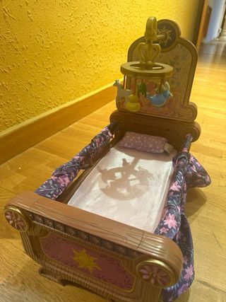 Muñeca Rapunzel con cuna