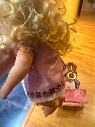 Muñeca Rapunzel con cuna