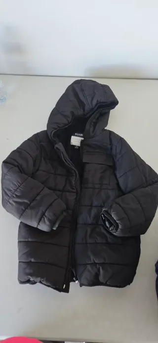 Anorak niñ@ negro con capucha de Kiabi