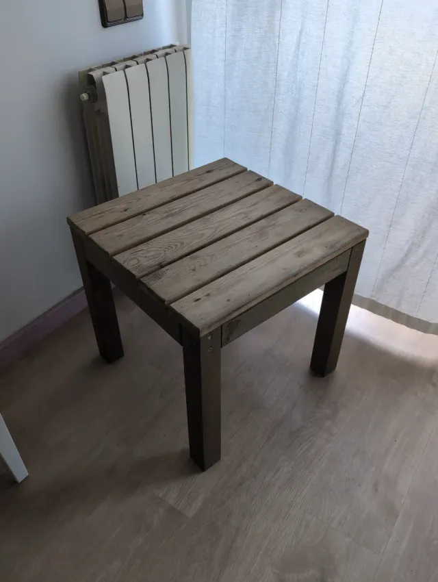 Mesita auxiliar de madera exterior