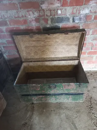 Baúl antiguo verde.