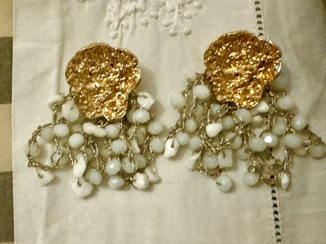 Pendientes dorados y blancos