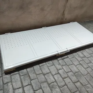 Puerta trampilla con apertura amortiguada