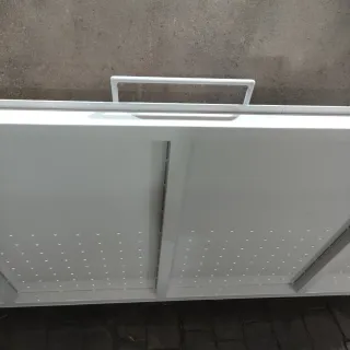 Puerta trampilla con apertura amortiguada