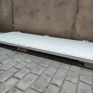 Puerta trampilla con apertura amortiguada