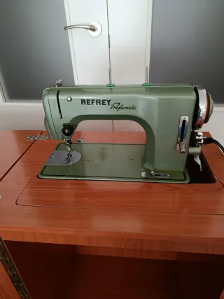 Mueble con máquina de coser