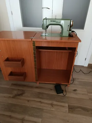 Mueble con máquina de coser