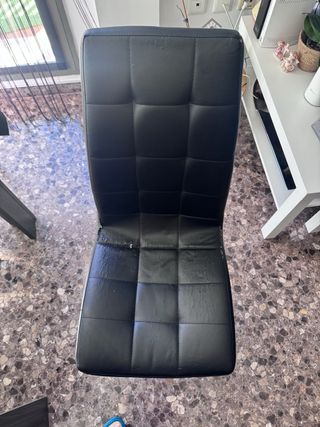 Sillas negras de piel sintética