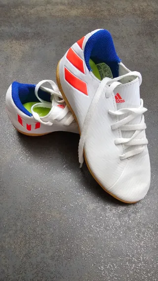 Botas de fútbol sala niño Adidas blancas y naranja