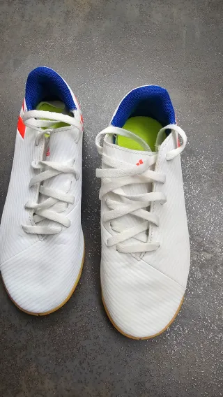 Botas de fútbol sala niño Adidas blancas y naranja