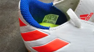 Botas de fútbol sala niño Adidas blancas y naranja