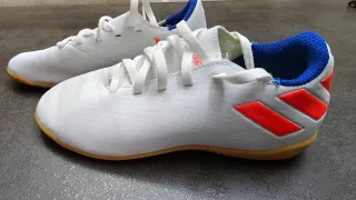Botas de fútbol sala niño Adidas blancas y naranja