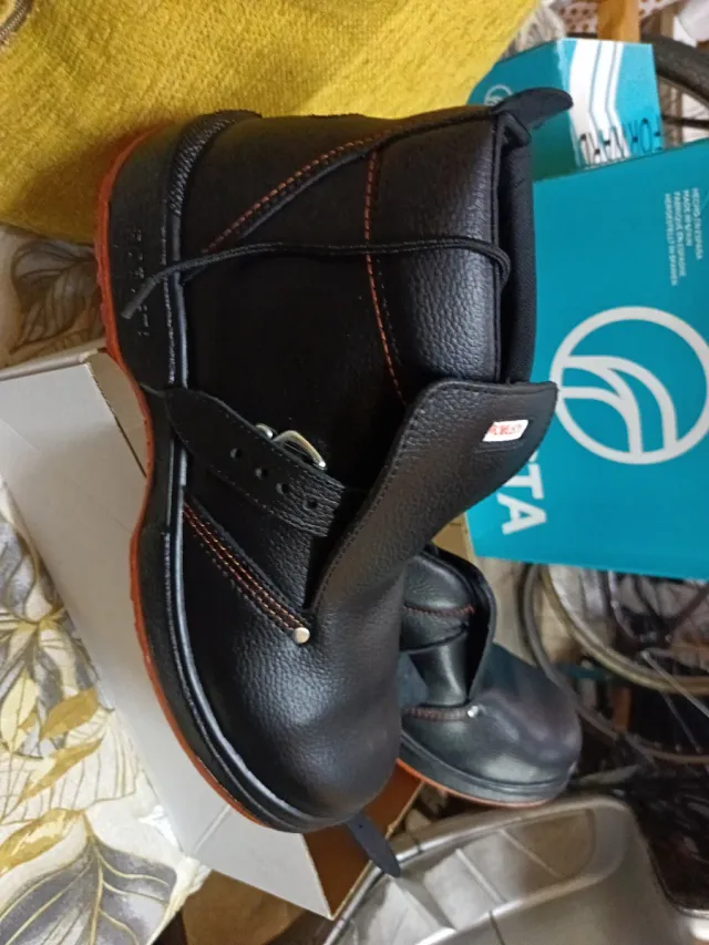 Botas de seguridad Robusta negras y naranjas