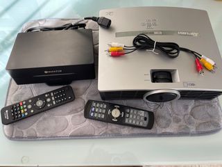 Proyector Mitsubishi HC900 + Reproductor Woxter