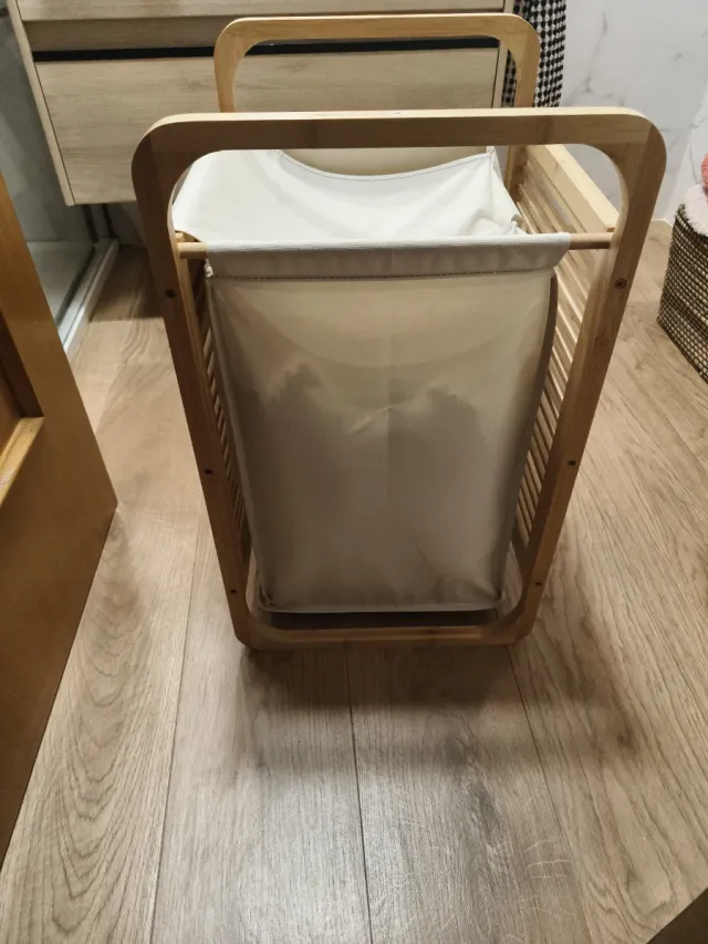 Cesto de ropa de bambú y tela