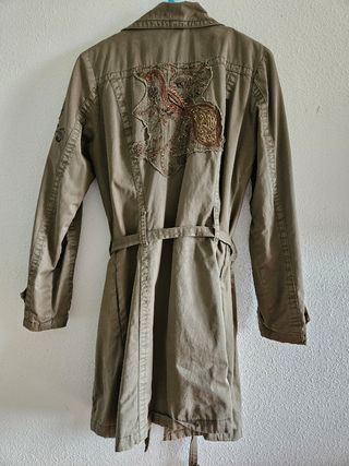 Gabardina forrada con cinto y bordados OAKWOOD