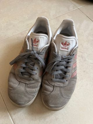 Zapatillas Adidas Gazelle grises y rosas