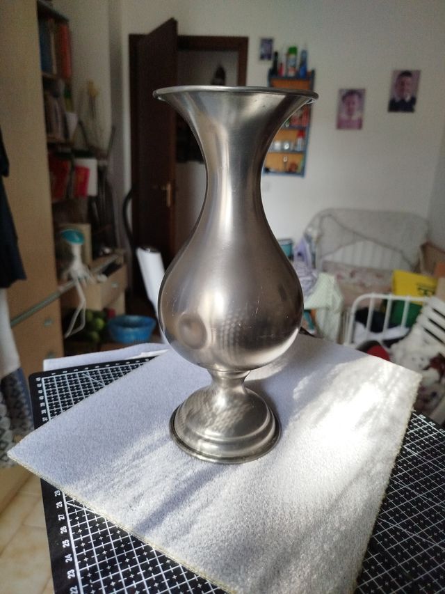 Vaso in peltro vintage lavorato a mano