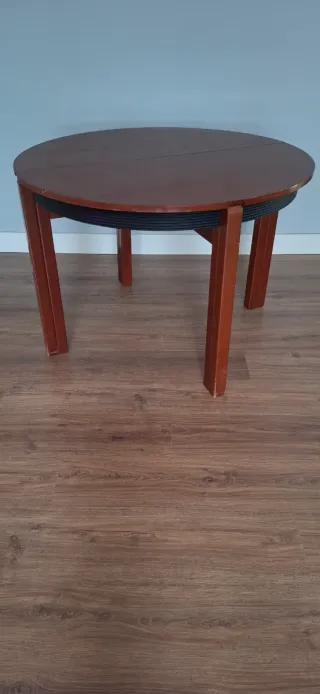 Mesa de salón de madera marrón