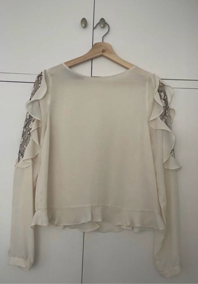 Blusa con volantes y encaje