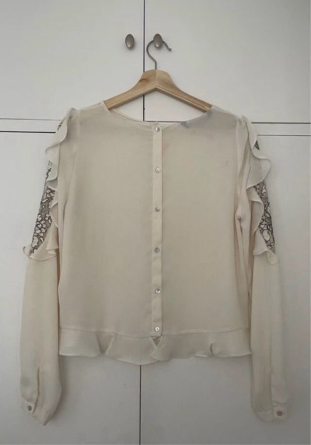 Blusa con volantes y encaje