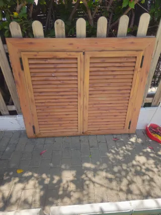 Contraventanas de madera con lamas