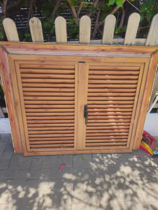 Contraventanas de madera con lamas