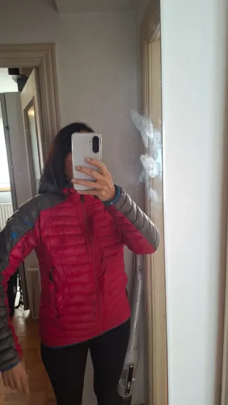 Plumífero Trango gris y rojo. Pequeñas manchas del