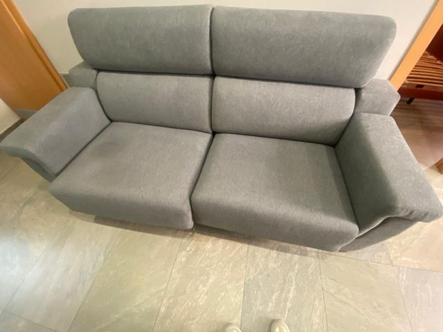 Sofá gris de tela