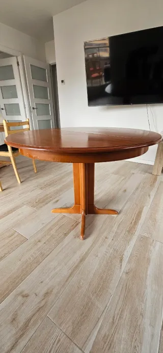 Mesa de comedor redonda de madera