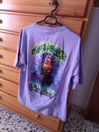 Camiseta Morada con Estampado de 2pac.